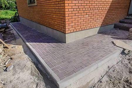 Укладка площадок из плитки или брусчатки